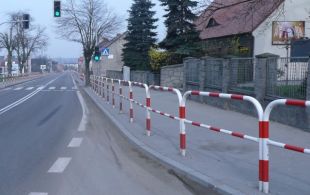 Bariera chodnikowa U-12a z porzeczką | do wkopania, wbetonowania, biało-czerwona